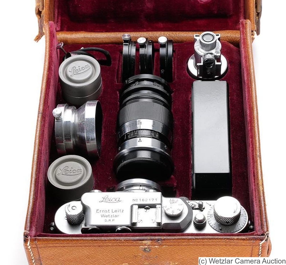 Leitz: Leica III (Mod.F) chrome outfit camera